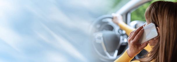 Женщина разговаривает по мобильному телефону во время вождения; панорамный баннер - Фото, изображение