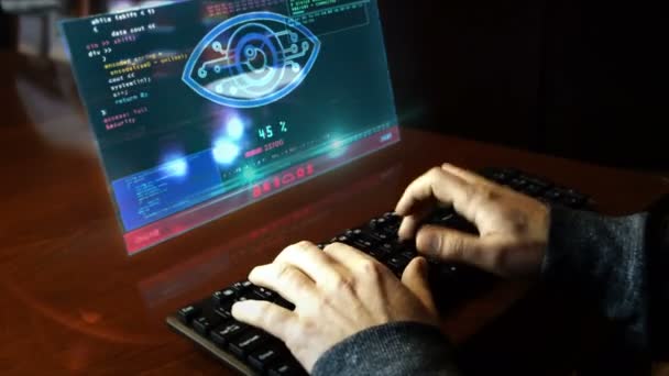 Hacker píše na klávesnici s kybernetickým okem na hologramu na stole. Hackování, ovládání, dohled, digitální špionáž a osvěžující koncept. Fotoaparát pro podání ruky. - Záběry, video