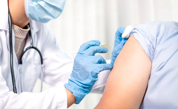 Женщины-врачи вакцинированы шприцами для профилактики эпидемий в больницах, здравоохранении и медицинских концепциях. - Фото, изображение