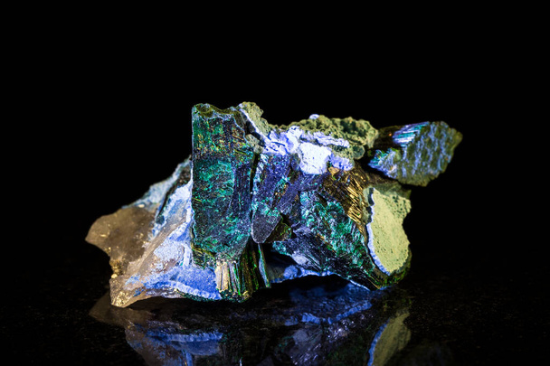 pedra mineral plancheita, fundo preto
 - Foto, Imagem