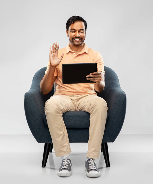 indiai férfi táblagéppel, videohívással - Fotó, kép