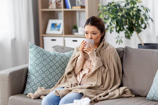triste doente asiático mulher beber quente chá em casa - Foto, Imagem