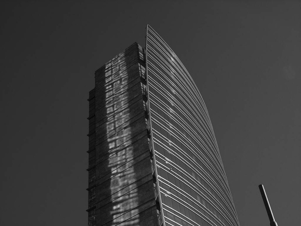 Μιλάνο, Ιταλία - 06 / 22 / 2020: Εκπληκτική λεζάντα για την πόλη του Μιλάνου τις καλοκαιρινές μέρες. Μεγάλη πανοραμική θέα με νέους ουρανοξύστες της περιοχής Porta Nuova. - Φωτογραφία, εικόνα
