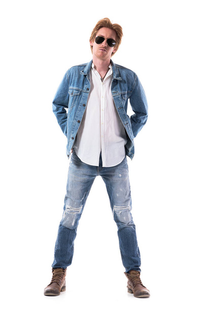 Mooi stijlvol zelfverzekerd rood haar aantrekkelijke jongeman in jeans met handen in de achterzakken. Volledige lichaamslengte geïsoleerd op witte achtergrond.  - Foto, afbeelding