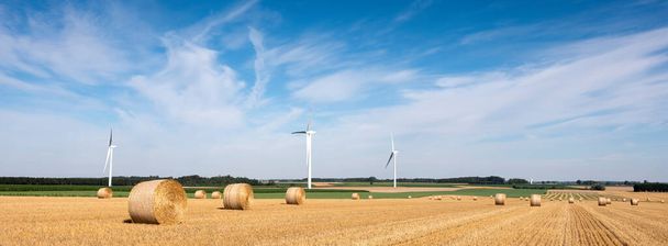 campos y turbina eólica en el norte de Francia bajo el cielo azul
 - Foto, Imagen