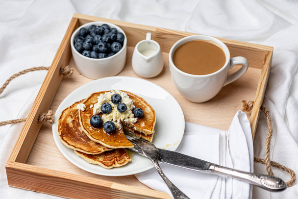 Delicious freshly prepared breakfast on a wooden tray. Healthy food. - Foto, Bild
