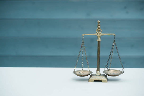 Closeup de balanças de equilíbrio, equilíbrio de peso. Conceito de direito e justiça
 - Foto, Imagem