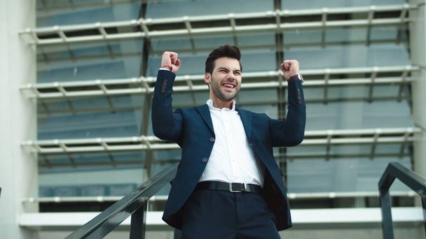 Un hombre de negocios de cerca celebrando la victoria. Empresario aplaudiendo al aire libre
 - Foto, Imagen