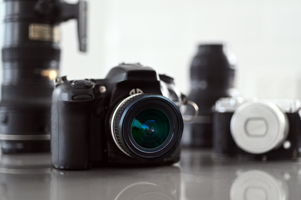 Фотокамери та обладнання для фотозйомки лінз на мармуровій поверхні в фотостудії
. - Фото, зображення