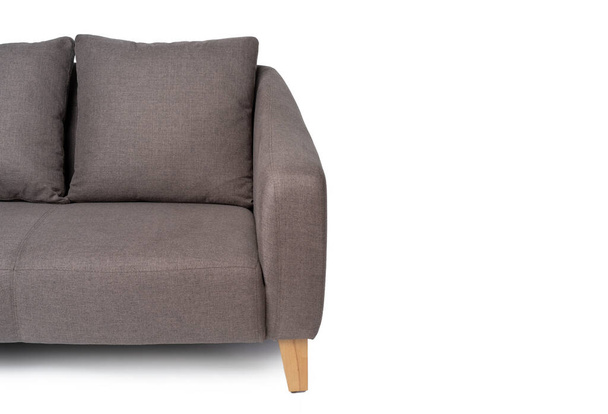 Pehmeä harmaa sohva valkoisella taustalla lähikuva - Valokuva, kuva