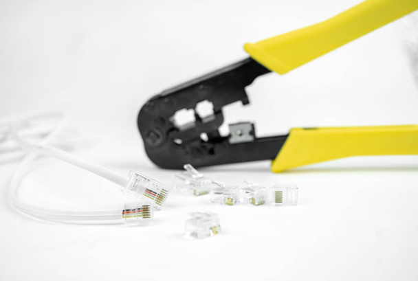 Internet- oder Telefonkabel und Crimper, Twisted Cable Tool Twisted Pair Ethernet UTP Cat 5, Crimpen RJ45 LAN-Kabel, Stepping to crimping RJ45-Stecker - Foto, Bild