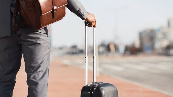 Μη αναγνωρίσιμος κύριος στο επαγγελματικό ταξίδι στέκεται με την βαλίτσα έξω, Πανόραμα - Φωτογραφία, εικόνα