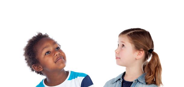 kaukaska dziewczyna i afroamerykański chłopiec myślenie izolatef na białym tle - Zdjęcie, obraz