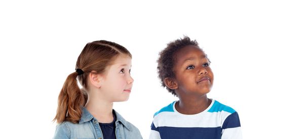 Menina caucasiana e menino afroamericano pensando isolatef em um fundo branco
 - Foto, Imagem
