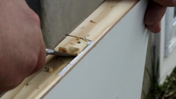 Дверной шарнир и монтажные отверстия для резки дверных петель - Кадры, видео