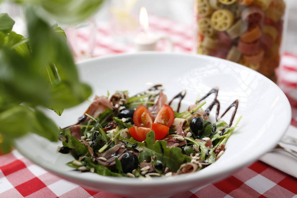 Salade au jambon de Parme, tomates et sauce balsamique. - Photo, image