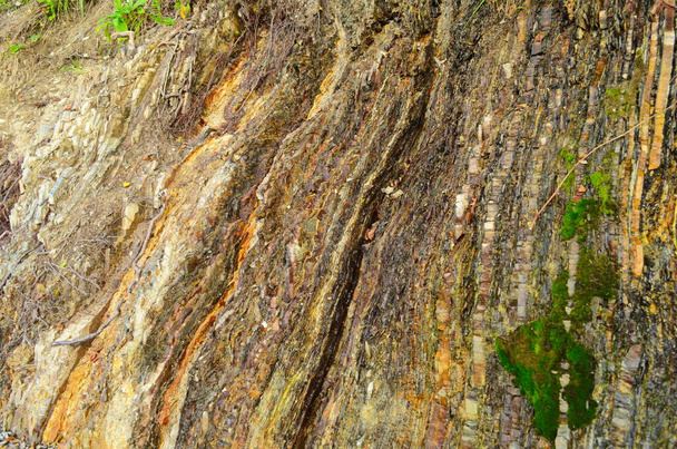 Skalní vrstvy - pestrobarevné skalní útvary naskládané v průběhu stovek let. Zajímavé pozadí s fascinující texturou. - Fotografie, Obrázek