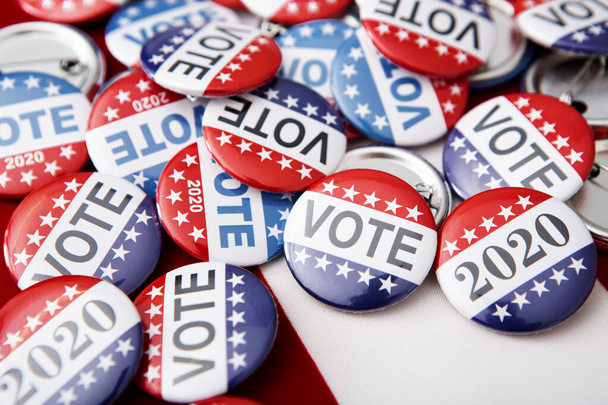 Wahlkampf 2020 Pins auf amerikanische Flagge, Stimme butto - Foto, Bild