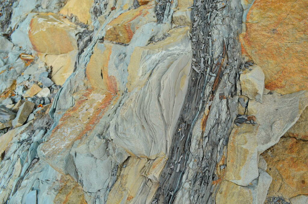 Strati rocciosi - formazioni colorate di rocce impilate nel corso dei secoli. Sfondo interessante con trama affascinante. - Foto, immagini