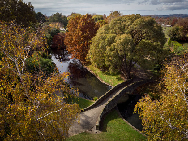 Vue aérienne d'un parc public plein d'arbres avec un pont en automne. Windsor Park, Hastings, Nouvelle-Zélande - Photo, image