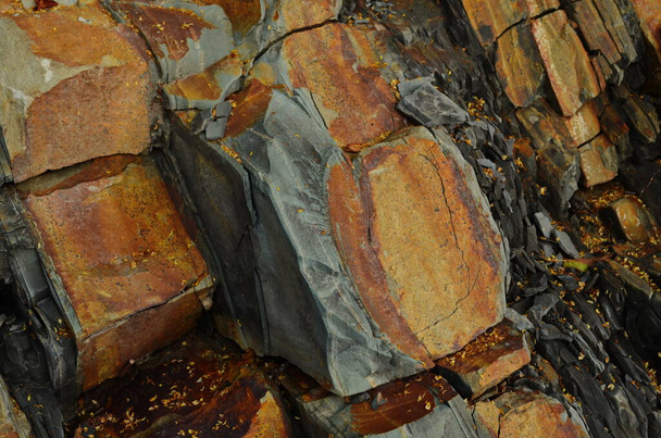 Kivi kerrokset - värikäs muodostumista kiviä pinottu yli satoja vuosia. Mielenkiintoinen tausta kiehtova rakenne. - Valokuva, kuva