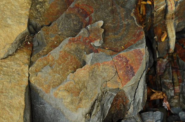 Rock lagen - een kleurrijke formaties van rotsen gestapeld over de honderden jaren. Interessante achtergrond met fascinerende textuur. - Foto, afbeelding