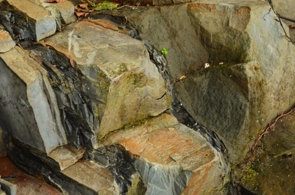 Kaya katmanları - yüzyıllar boyunca yığılmış renkli kaya oluşumları. Etkileyici dokusu olan ilginç bir arka plan.. - Fotoğraf, Görsel