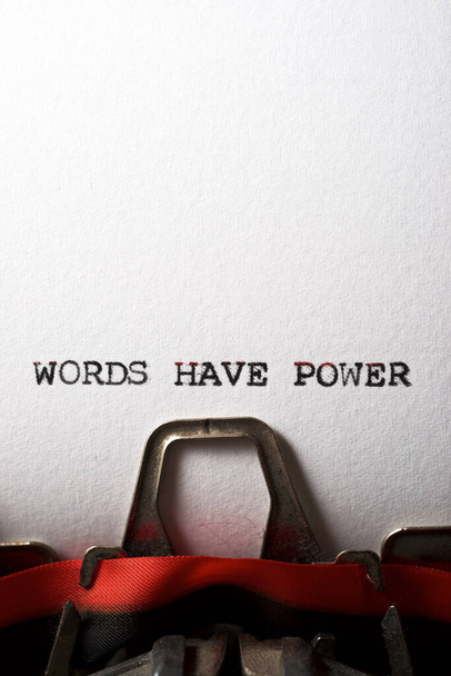 Slova mají mocnou frázi psanou psacím strojem. - Fotografie, Obrázek