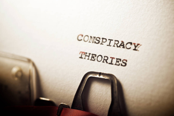 Teorias da conspiração frase escrita com uma máquina de escrever
. - Foto, Imagem