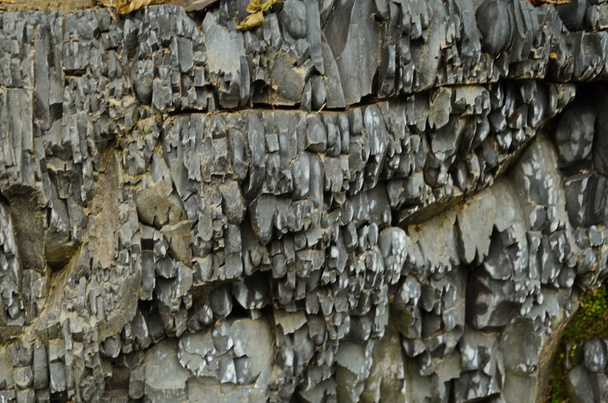 Rock lagen - een kleurrijke formaties van rotsen gestapeld over de honderden jaren. Interessante achtergrond met fascinerende textuur. - Foto, afbeelding