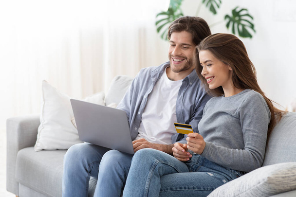 Jeune couple marié faisant des achats en ligne de la maison - Photo, image