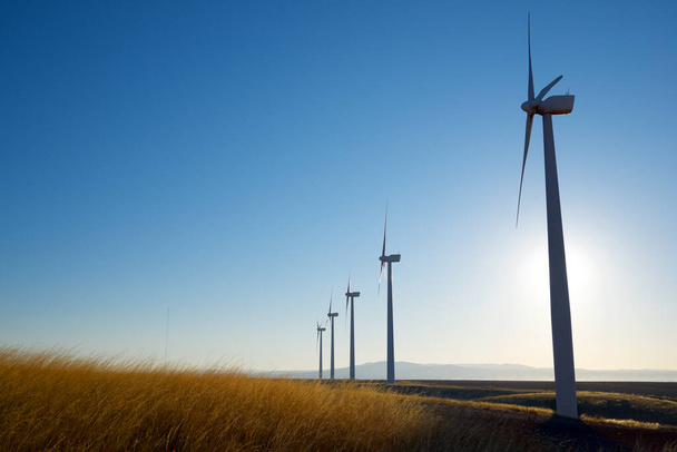 スペインのサラゴサ県アラゴン州の電力生産のための風力タービン. - 写真・画像