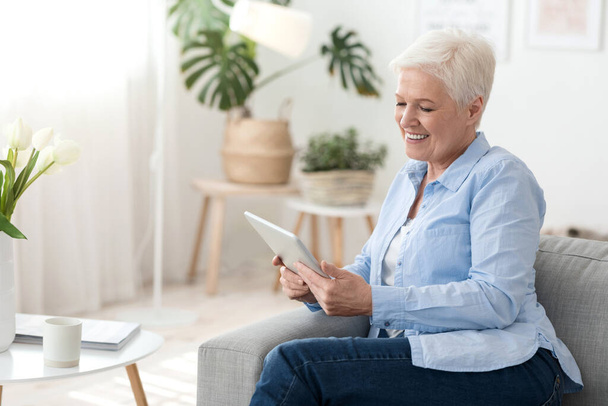 Online Shopping Concept. Elderly Lady Using Digital Tablet At Home, Purchasing Goods - Fotoğraf, Görsel