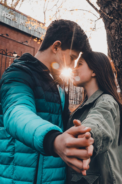 férfi és lány csók a parkban.  - Fotó, kép