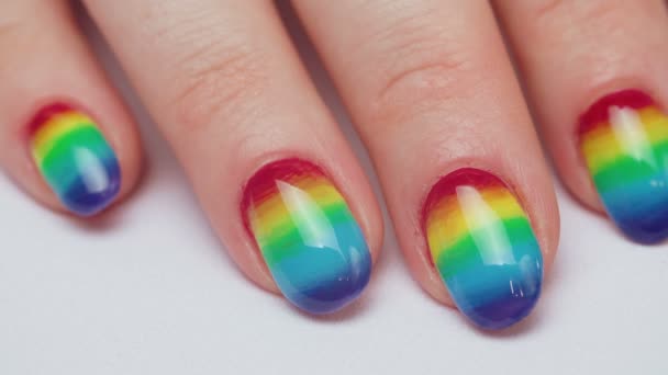 Video di mano delle donne con unghie arcobaleno - Filmati, video