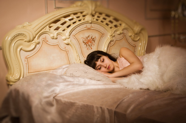 Красивая девушка спит на кровати
 - Фото, изображение