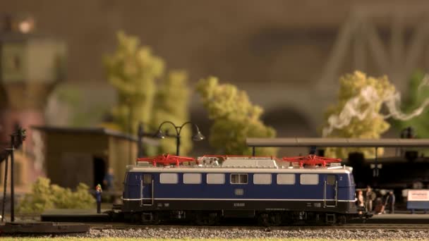 Model elektrische locomotief wachtend op passagiers op station. - Video
