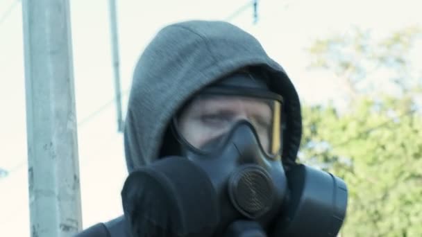 uomo in maschera antigas all'epidemia che cammina all'aperto. arma chimica, protezione dai virus - Filmati, video