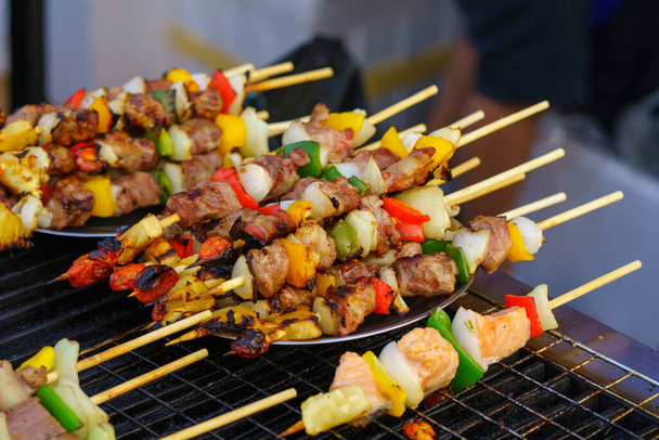 grillowane pyszne grillowane mięso z warzywami na rodzinną imprezę bbq. - Zdjęcie, obraz