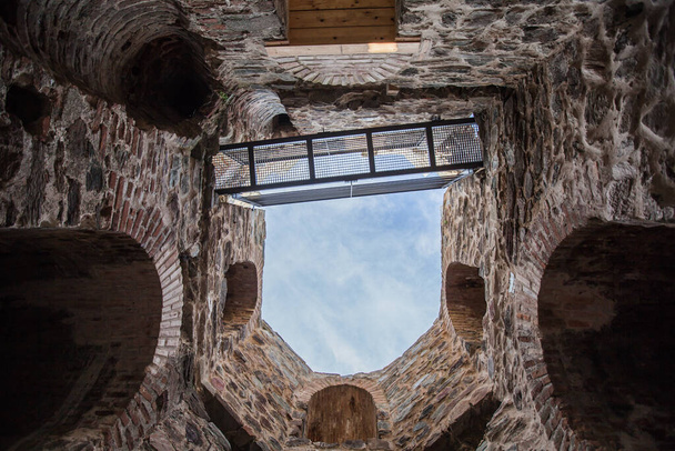 Середньовічна фортеця Вежа - стародавня османська історична фортеця Рам - Сербія - вид зсередини. - Фото, зображення