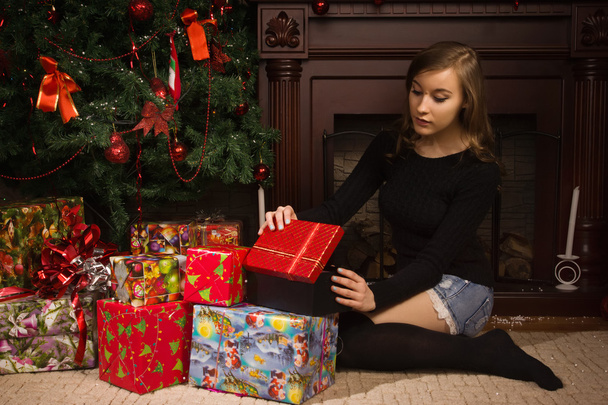 kleines Mädchen mit Weihnachtsgeschenken - Foto, Bild