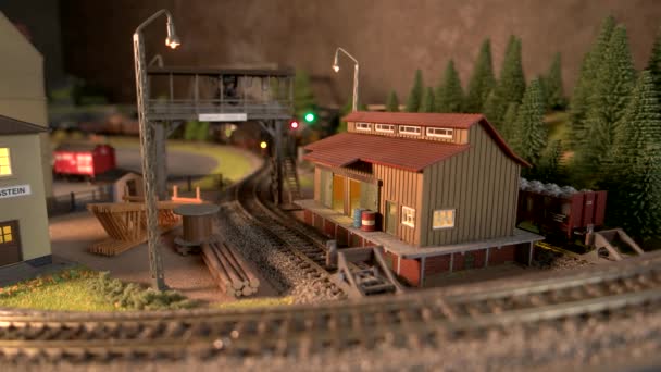 Modello stazione ferroviaria con locomotiva modello in movimento. - Filmati, video