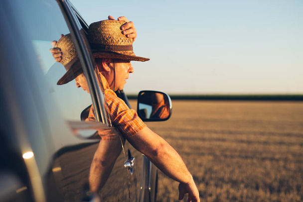 Young man in straw hat driving truck - Foto, imagen