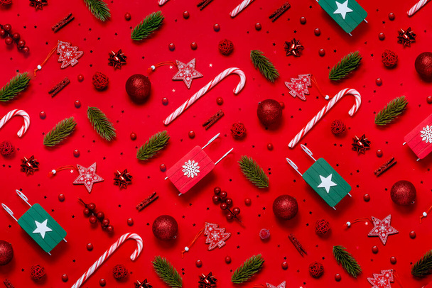 Patrón de Navidad de moda con juguetes de invierno y Año Nuevo sobre fondo rojo. Copyspace vista horizontal superior - Foto, Imagen