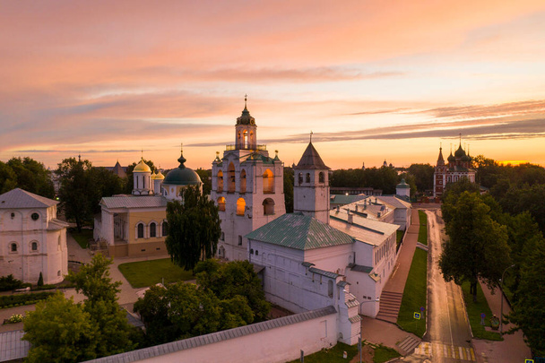 una vista panoramica della vecchia fortezza e della chiesa la mattina presto all'alba filmata da un drone - Foto, immagini