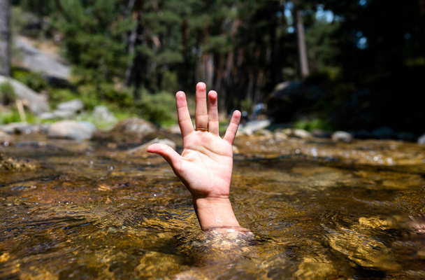 Утопающий человек. Удушающая рука из воды - Фото, изображение