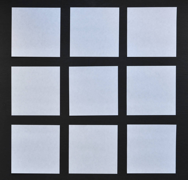 Siyah arkaplanda beyaz dörtlü katman sayfaları - Fotoğraf, Görsel