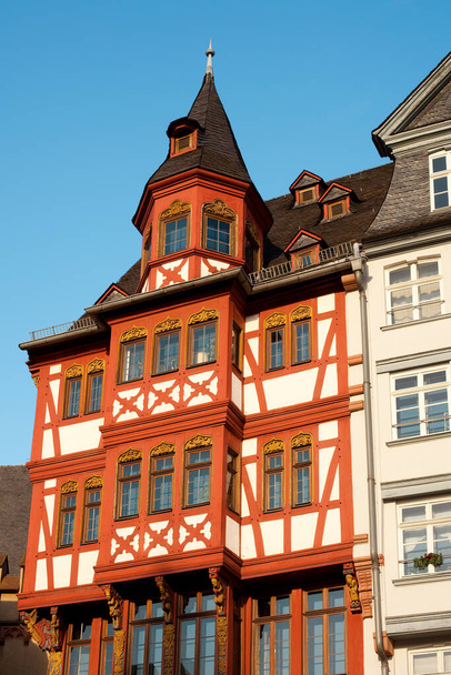 Frankfurt, Hesse, Alemania Detalle de una casa de arquitectura tradicional en la plaza Romerberg en el casco antiguo y el Romer
. - Foto, Imagen