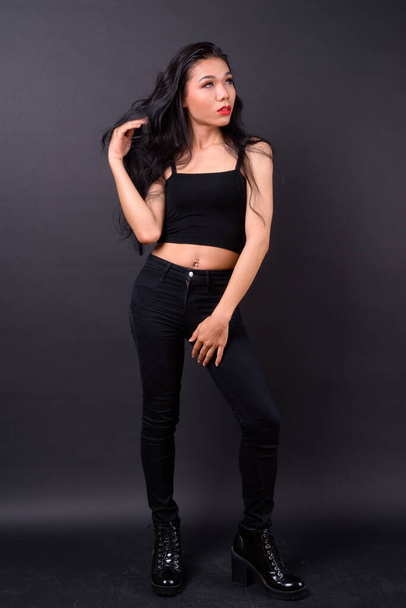Studio strzał młody piękny Azji transgender kobieta na czarnym tle - Zdjęcie, obraz