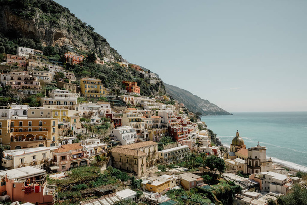 Houses on the rock by the beach in Positano, Amalfi Coast, Italy - Foto, Bild